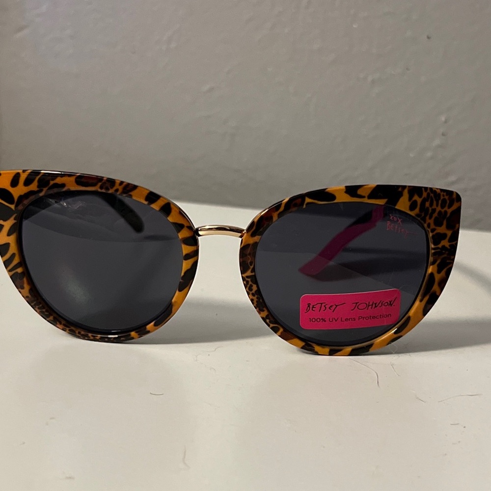 NWT Betsey Johnson Cheetah Leopard Print Sunglasses OL0921